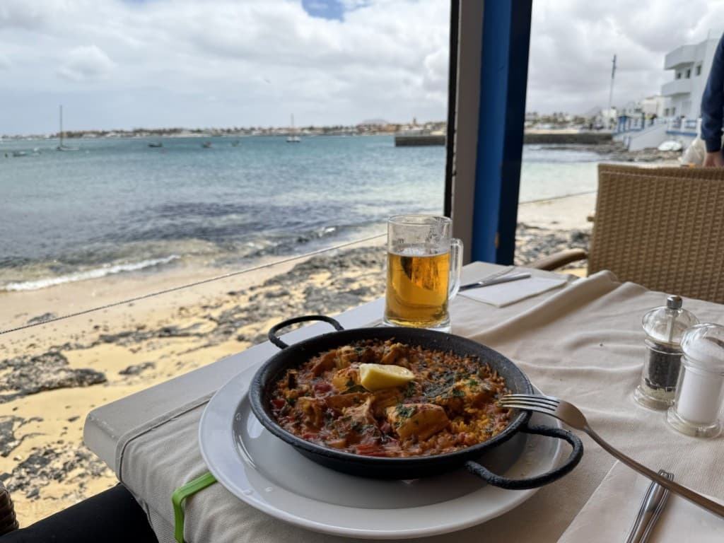 Španělská paella u moře